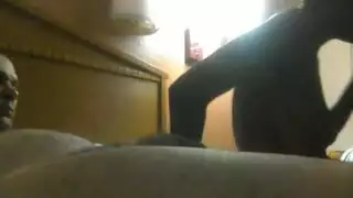 فتاة سمراء تعطي مصة ثم تنيك بقوة