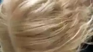هاوية صغيرة الحجم تخلع ملابسها لتبقى مرتدية سراويل داخلية وجوارب لممارسة سحاقية صريحة