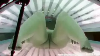 ثدي طبيعي كبير ومؤخرة عريضة على عاهرة مراهقة صغيرة