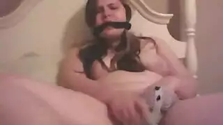 يحب المراهق المكمم بصورة عاهرة أن يمارس الجنس مع السيدات ذوات الشعر الداكن من حين لآخر