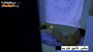 امرأة جذابة ذات مؤخرة كبيرة تتحطم في فيلم إباحي شرجي مكثف