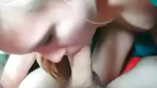 والداها غائبان، والإباحية تعمل: مراهقة شقراء في خيال جماعي جنسي صريح