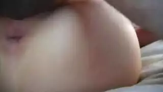 شقراء ممتلئة تخلع ملابسها لتكشف ملابسها الداخلية لقضيب رجلها المنتصب