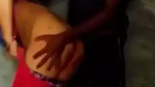 عاهرة سمراء تهز طيزها المشدود وتتلقى زب في طيزها