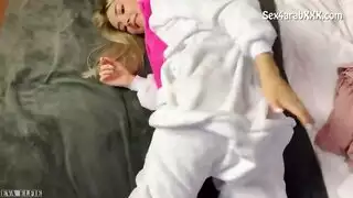 ام تجعل الابنه تتناك مع ابوها