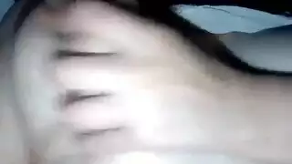 بتتناك و طفلها جنبها