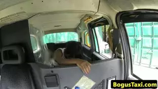 سائق مثار لا يستطيع مقاومة مطالب زبونته الشبقية للجنس