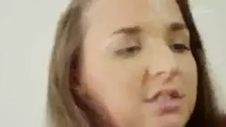 كس بريء المظهر يتلقى معاملة إباحية قاسية