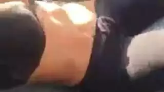 ممارسة جنس فموي عميق في فرع الألمانية المبلل باللسان والأصابع