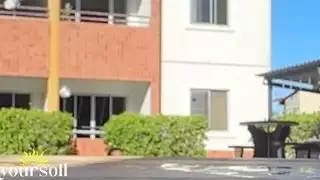 ممارسة جنسية إباحية بعيد الميلاد: حركة مبللة بجانب المسبح مع سانتا موشوم