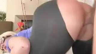 يمص بظر ابناه