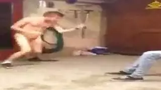 تم القبض عليهم وهم ينيكون عاهرتين في مشهد جنس جماعي صريح