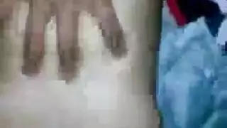 عاهرة صدرها صغير تزلق وتنك بقضيب كبير