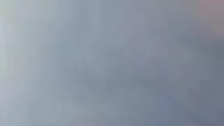 العاهرة الشقراء الناضجة تبلع زب أسود بعمق قبل أن تتلقى لحس فرج
