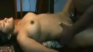 امرأة ناضجة تستمتع بنفسها بينما حبيبها الشاب يداعبها بأصابعه