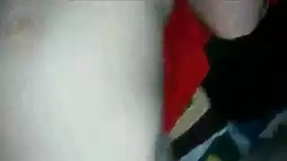 سمراء صغيرة بنظارات سوداء ضخمة للبوب تمص وتتناك