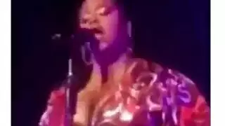 حلوة ناضجة تلعب بمهبلها المبلل باستخدام ألعاب جنسية