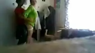 واد مراهق زنق مرات اخوه الكبير يفرش لها