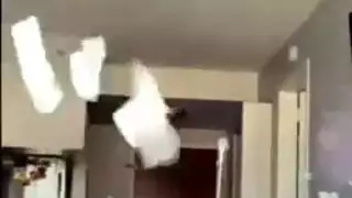 بنات مخمورة تأخذ عدة زبور بجانب نهر باريس