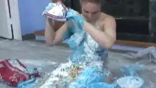 فتاة هاوية تمص ثلاث قضبان متتالية وتنتهي بامتلاء مهبلها في هذا المقطع الإباحي القصير