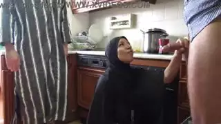 ديوثية صريحة: زوجة عربية تأخذ قضيبًا عملاقًا أمام الكاميرا