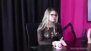 خيال الإيلاج المزدوج المليء باللعاب مع أثداء كبيرة وقضيب عربي