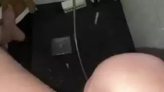 عملية استمناء قاسية من أجل ضيقها المراهق قبل الدش