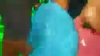 كس سمراء مبلل يمسك بالقضيب في مشهد إباحي شديد