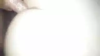 أوغاد غرفة المعيشة: هؤلاء العاهرات تخلعن ملابسهن ويمارسن الجنس السحاقي